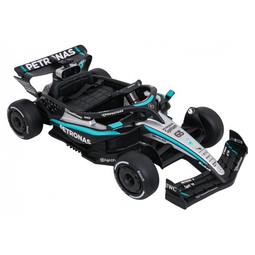 Černý závodní vůz AMG PETRONAS F1