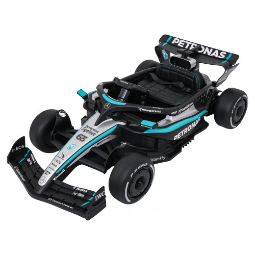 Černý závodní vůz AMG PETRONAS F1