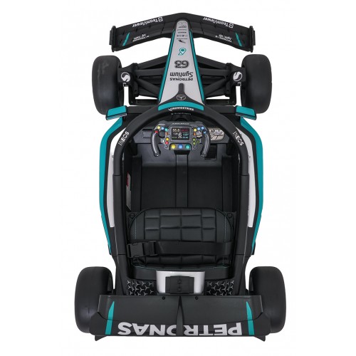 Černý závodní vůz AMG PETRONAS F1