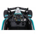 Černý závodní vůz AMG PETRONAS F1