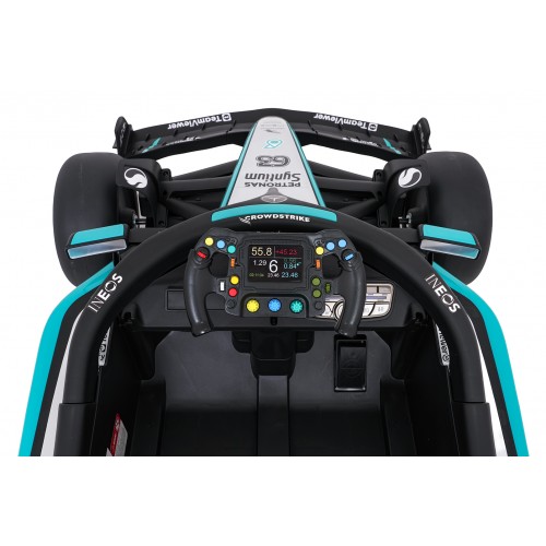 Černý závodní vůz AMG PETRONAS F1