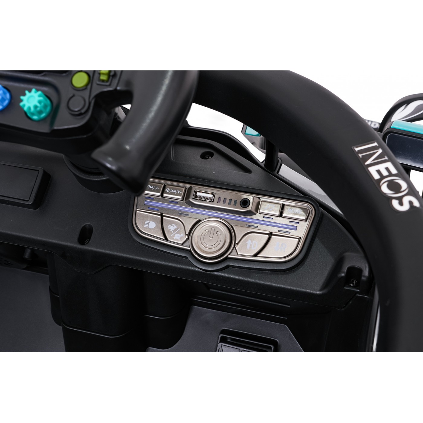 Černý závodní vůz AMG PETRONAS F1