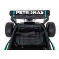 Černý závodní vůz AMG PETRONAS F1