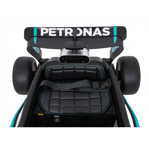 Černý závodní vůz AMG PETRONAS F1