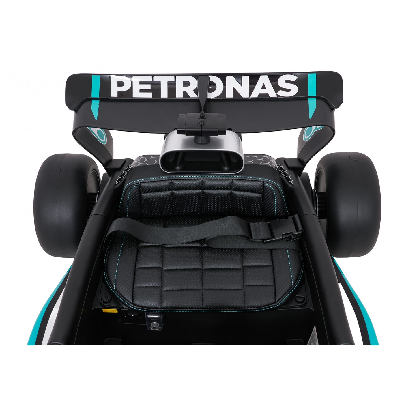 Černý závodní vůz AMG PETRONAS F1
