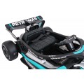 Černý závodní vůz AMG PETRONAS F1
