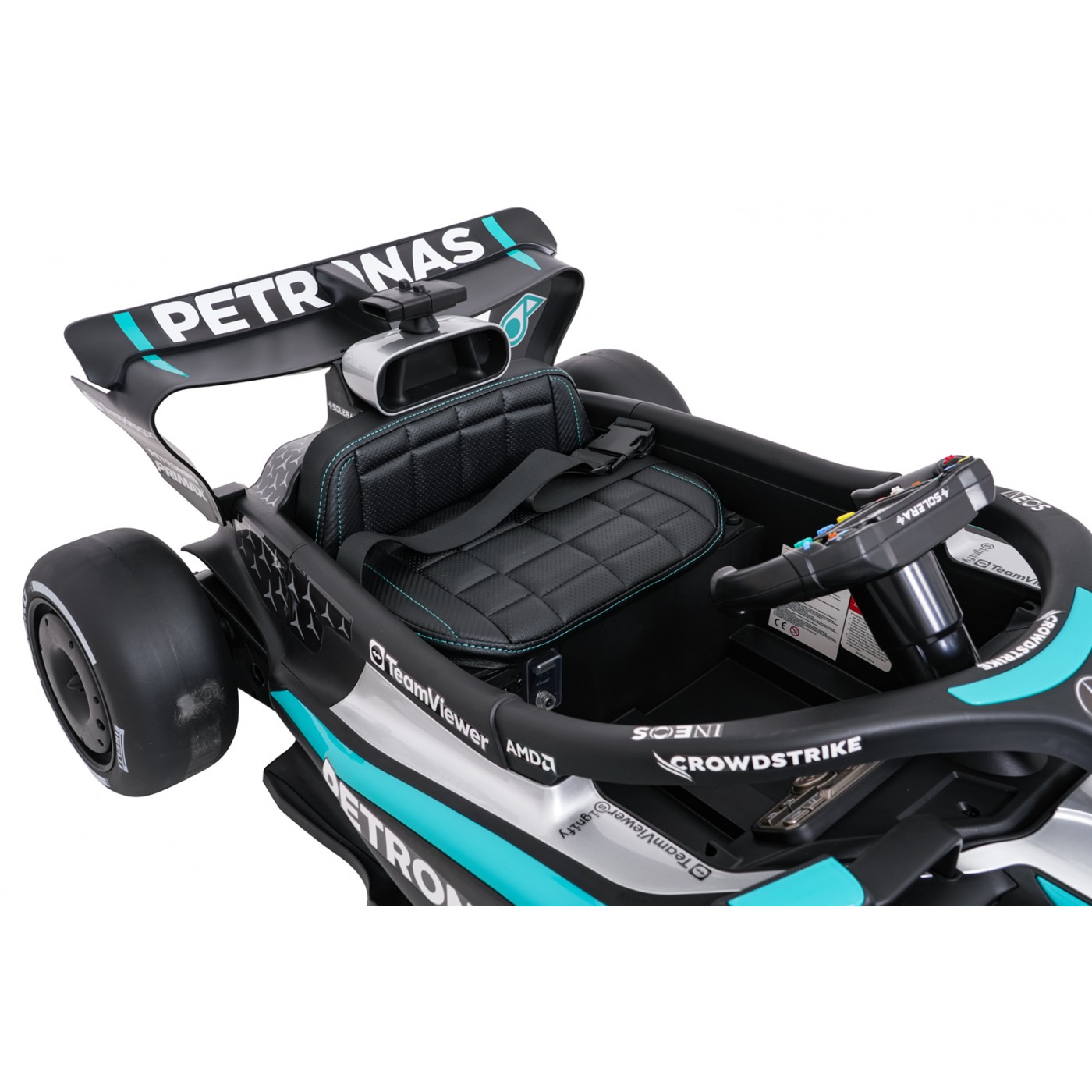 Černý závodní vůz AMG PETRONAS F1