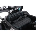 Černý závodní vůz AMG PETRONAS F1