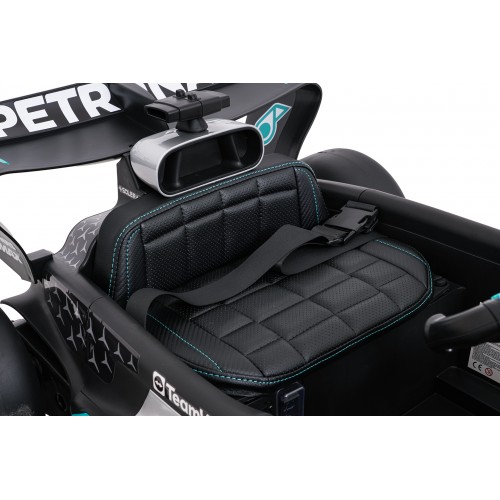 Černý závodní vůz AMG PETRONAS F1