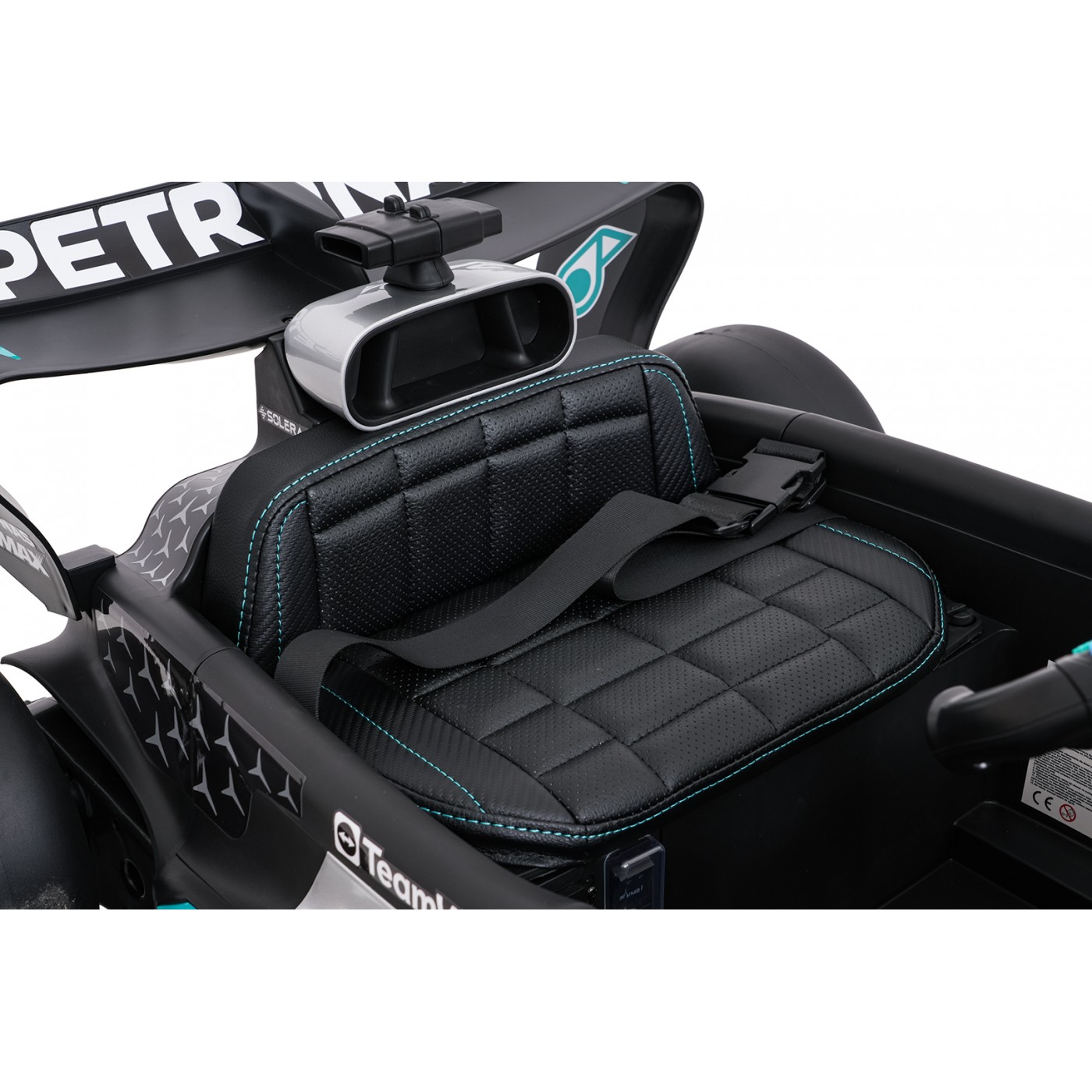 Černý závodní vůz AMG PETRONAS F1