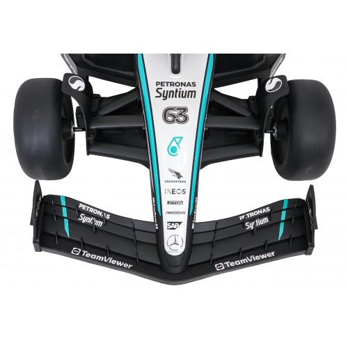 Černý závodní vůz AMG PETRONAS F1