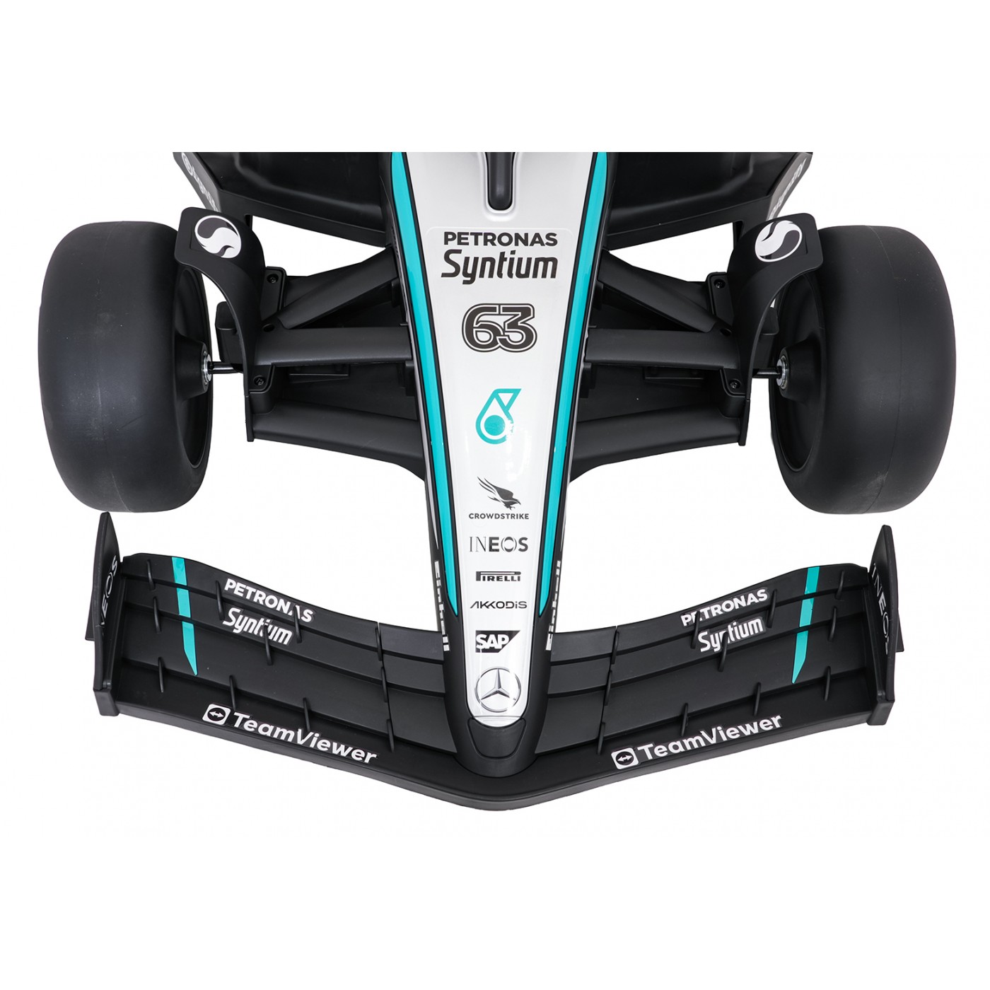 Černý závodní vůz AMG PETRONAS F1
