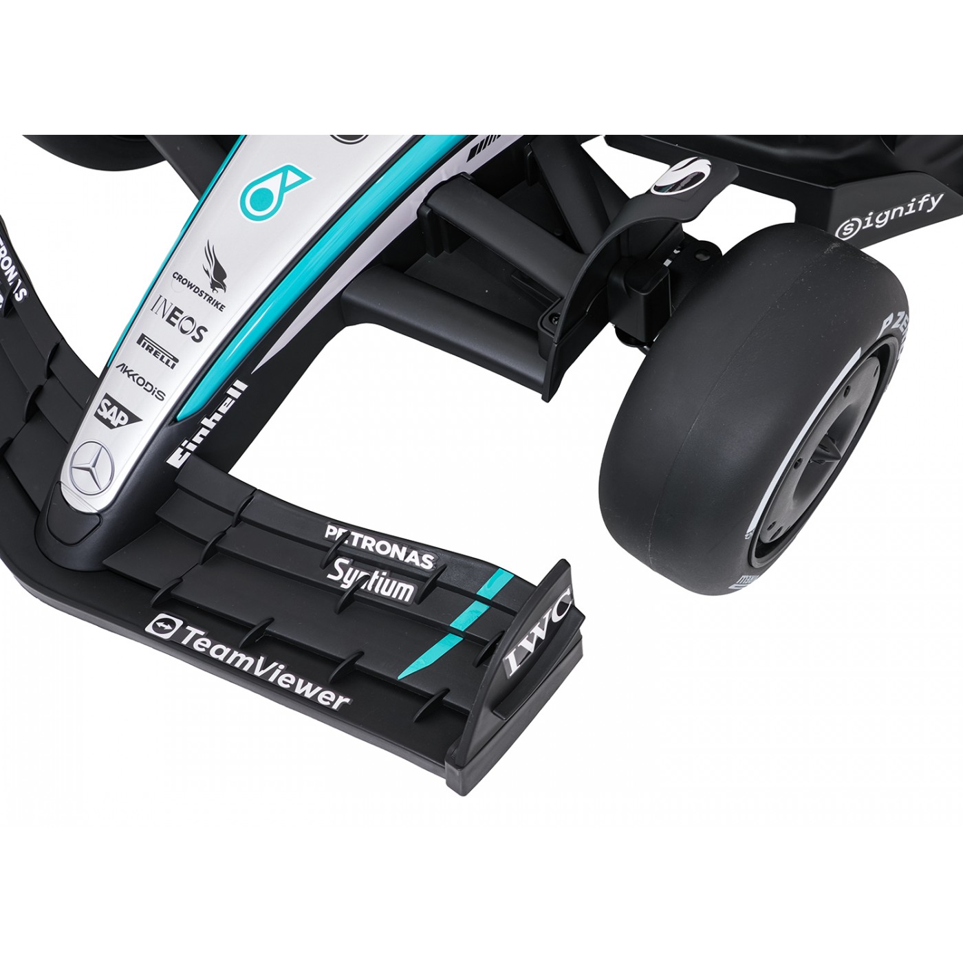 Černý závodní vůz AMG PETRONAS F1