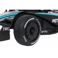 Černý závodní vůz AMG PETRONAS F1
