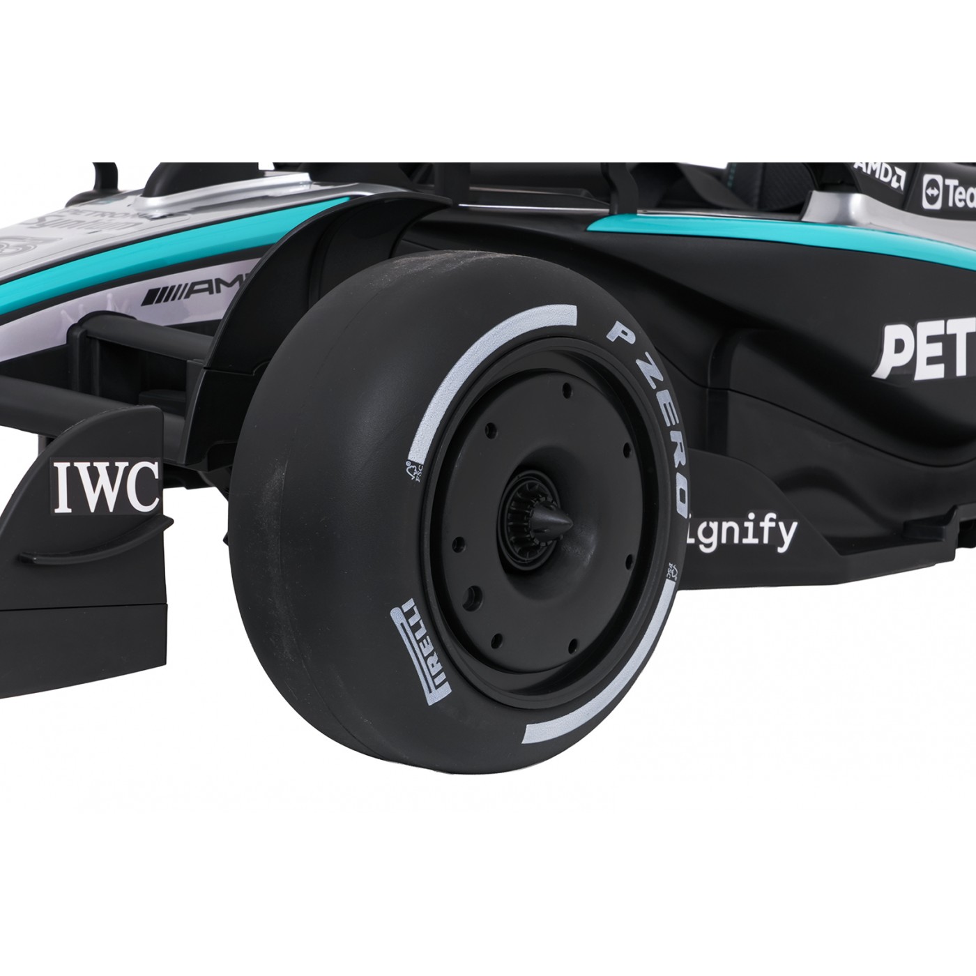 Černý závodní vůz AMG PETRONAS F1
