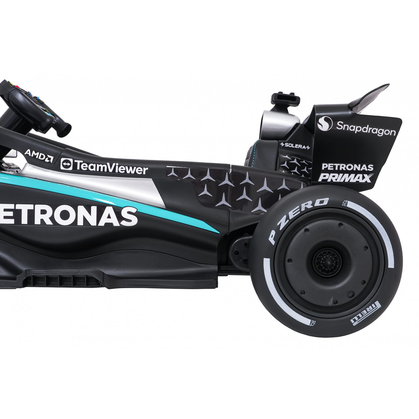 Černý závodní vůz AMG PETRONAS F1