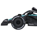 Černý závodní vůz AMG PETRONAS F1