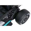 Černý závodní vůz AMG PETRONAS F1