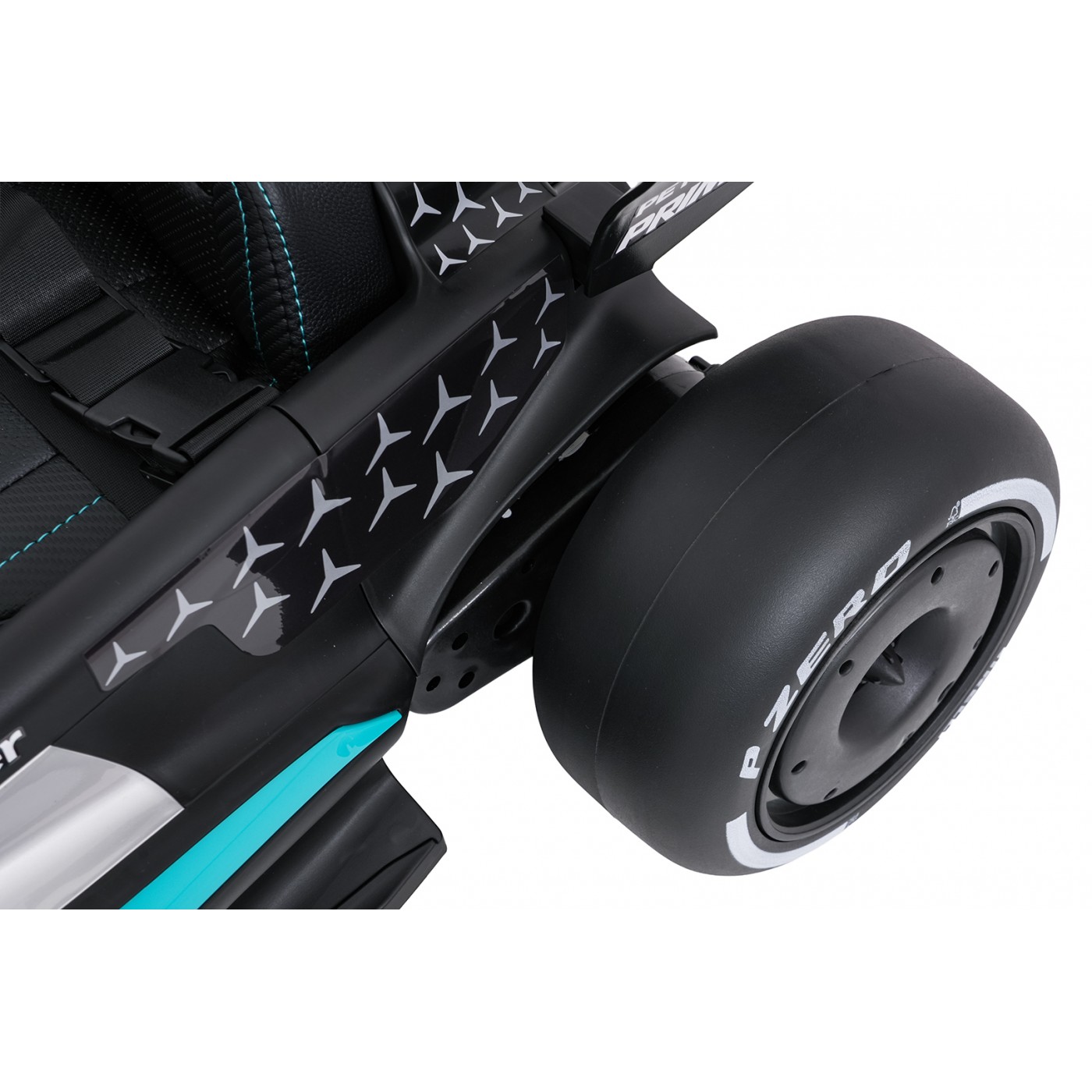 Černý závodní vůz AMG PETRONAS F1