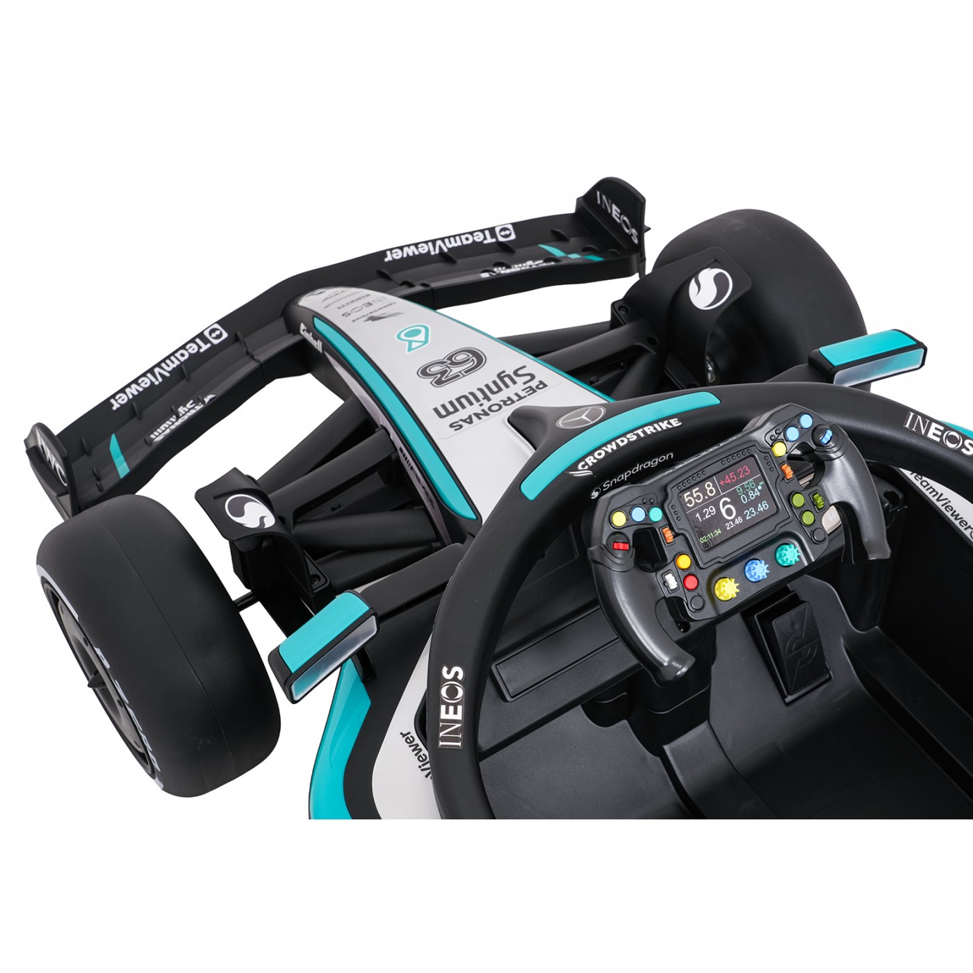 Černý závodní vůz AMG PETRONAS F1