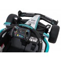 Černý závodní vůz AMG PETRONAS F1
