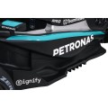 Černý závodní vůz AMG PETRONAS F1