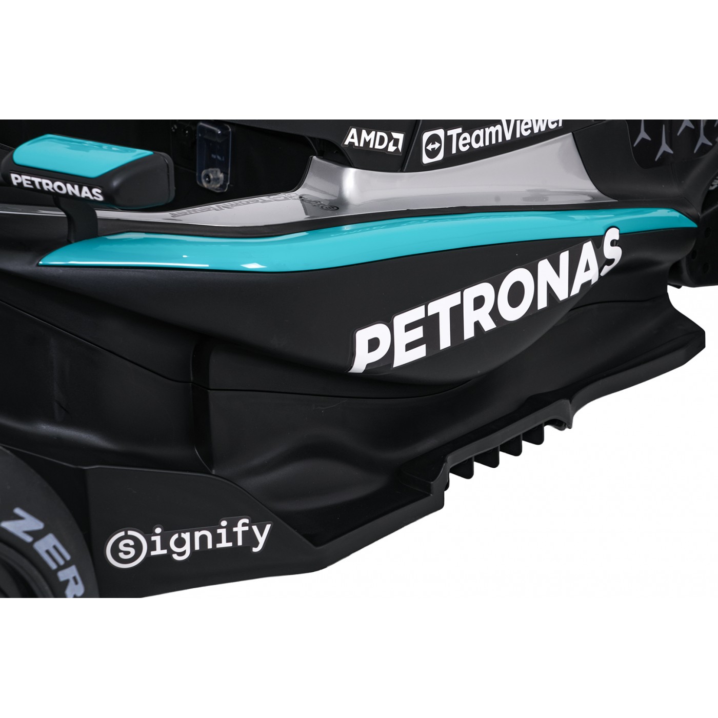 Černý závodní vůz AMG PETRONAS F1