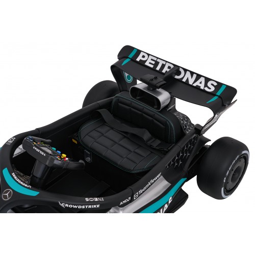 Černý závodní vůz AMG PETRONAS F1
