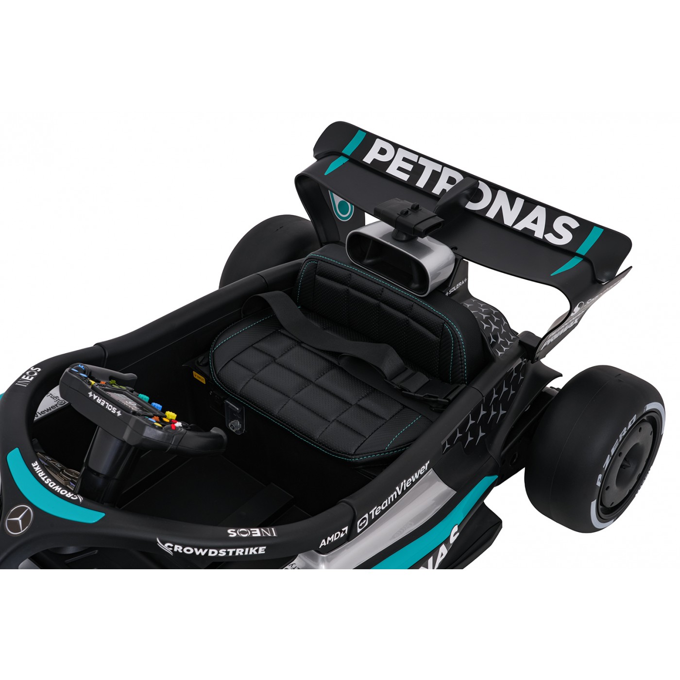 Černý závodní vůz AMG PETRONAS F1