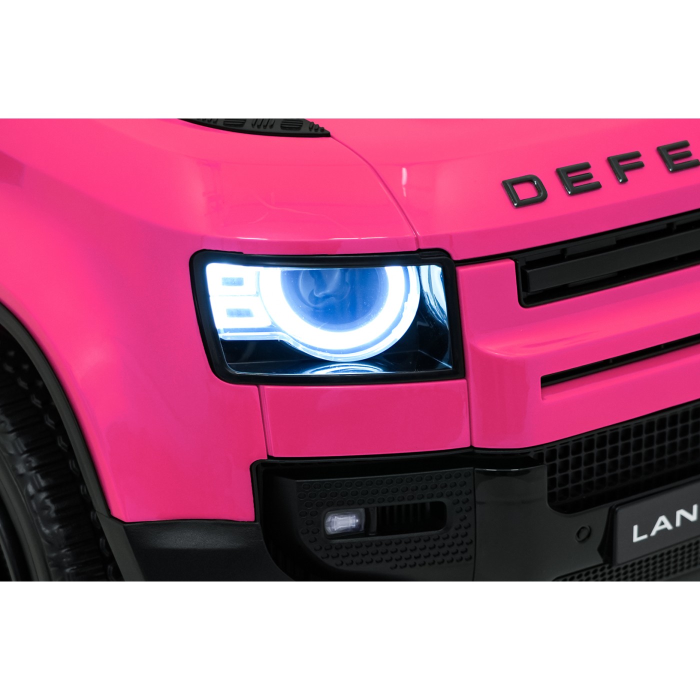 Růžové vozidlo Land Rover Defender