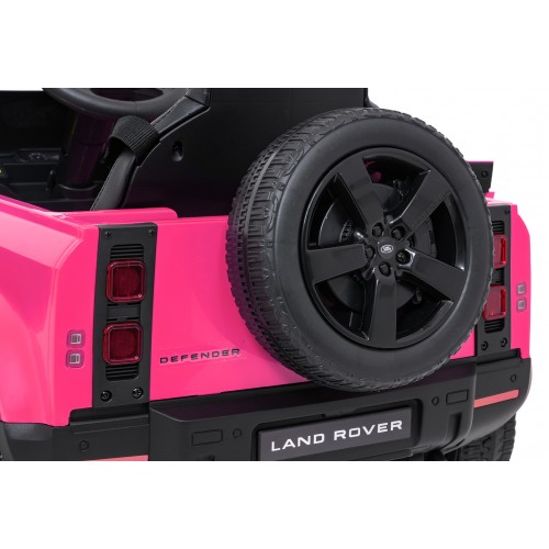 Růžové vozidlo Land Rover Defender