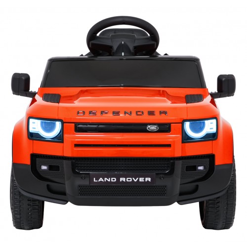 Oranžové vozidlo Land Rover Defender