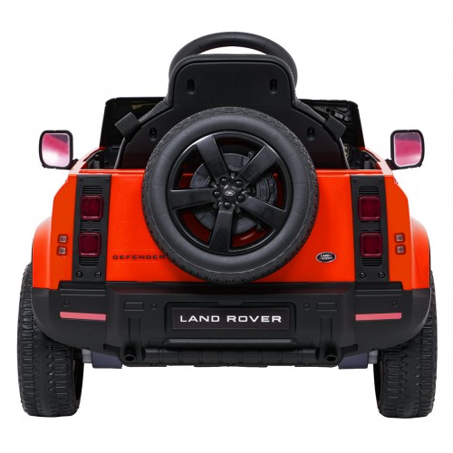 Oranžové vozidlo Land Rover Defender