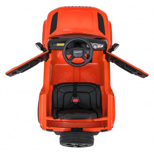 Oranžové vozidlo Land Rover Defender