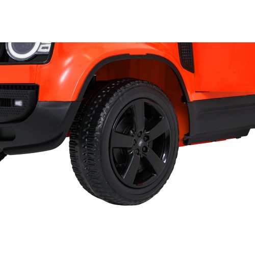 Oranžové vozidlo Land Rover Defender