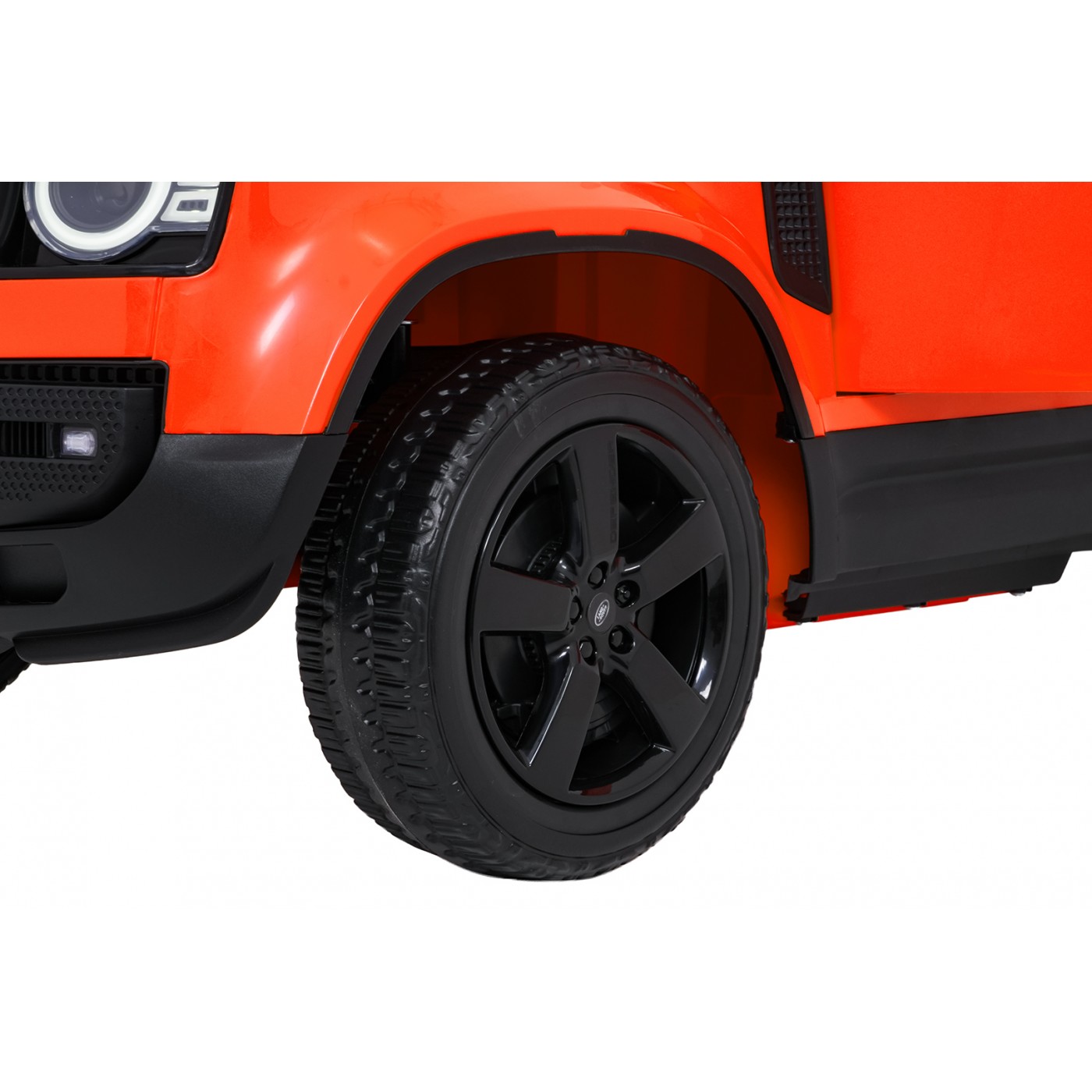 Oranžové vozidlo Land Rover Defender