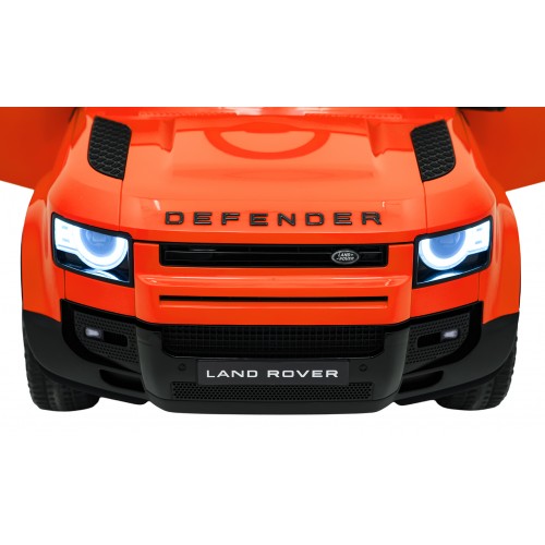 Oranžové vozidlo Land Rover Defender