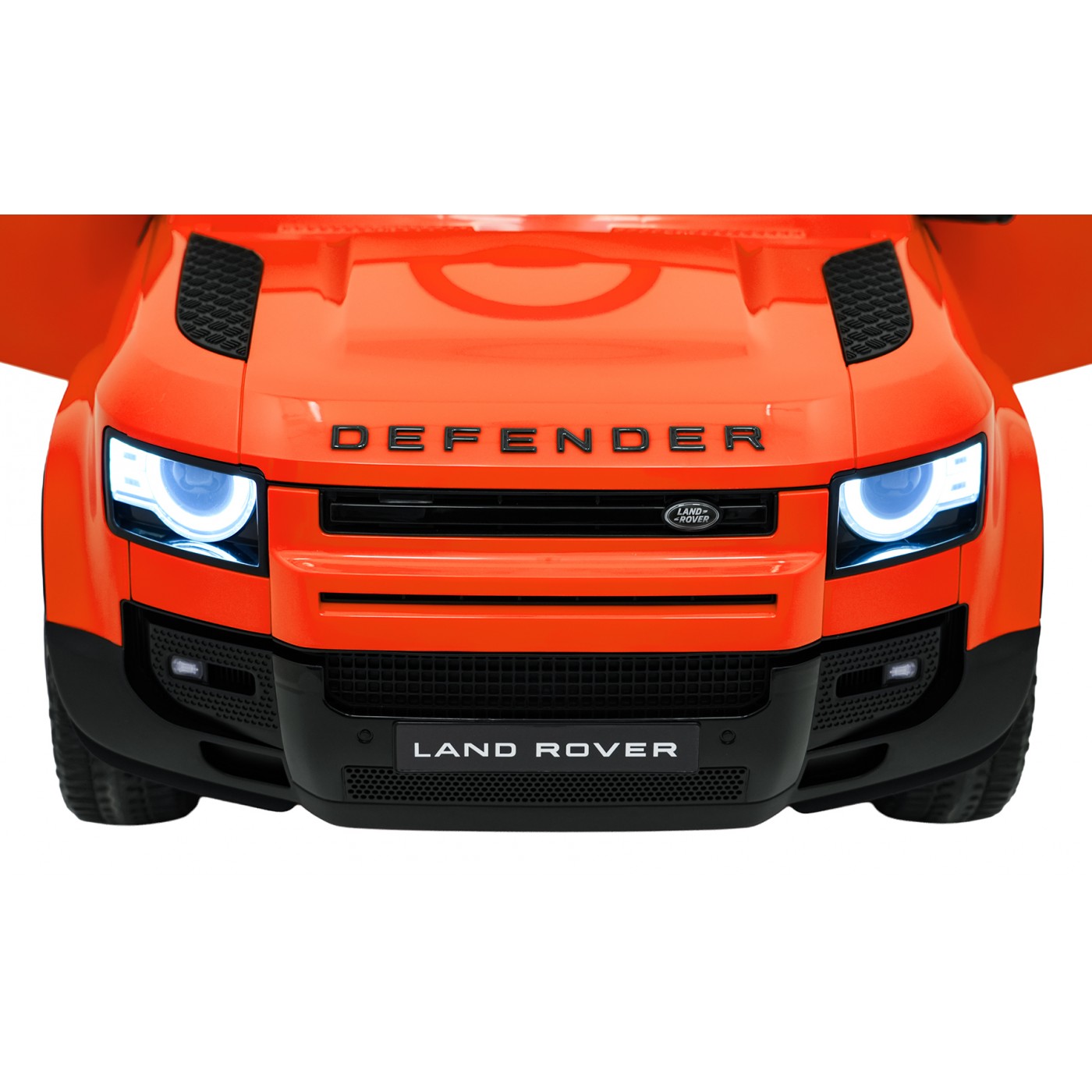 Oranžové vozidlo Land Rover Defender