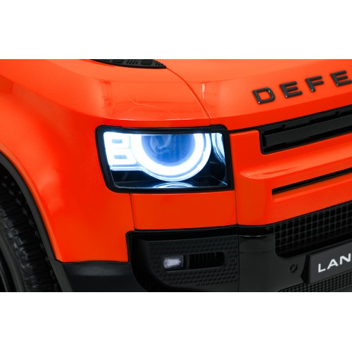 Oranžové vozidlo Land Rover Defender