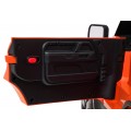 Oranžové vozidlo Land Rover Defender