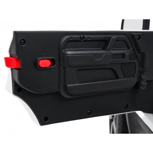 Land Rover Defender bílý vůz