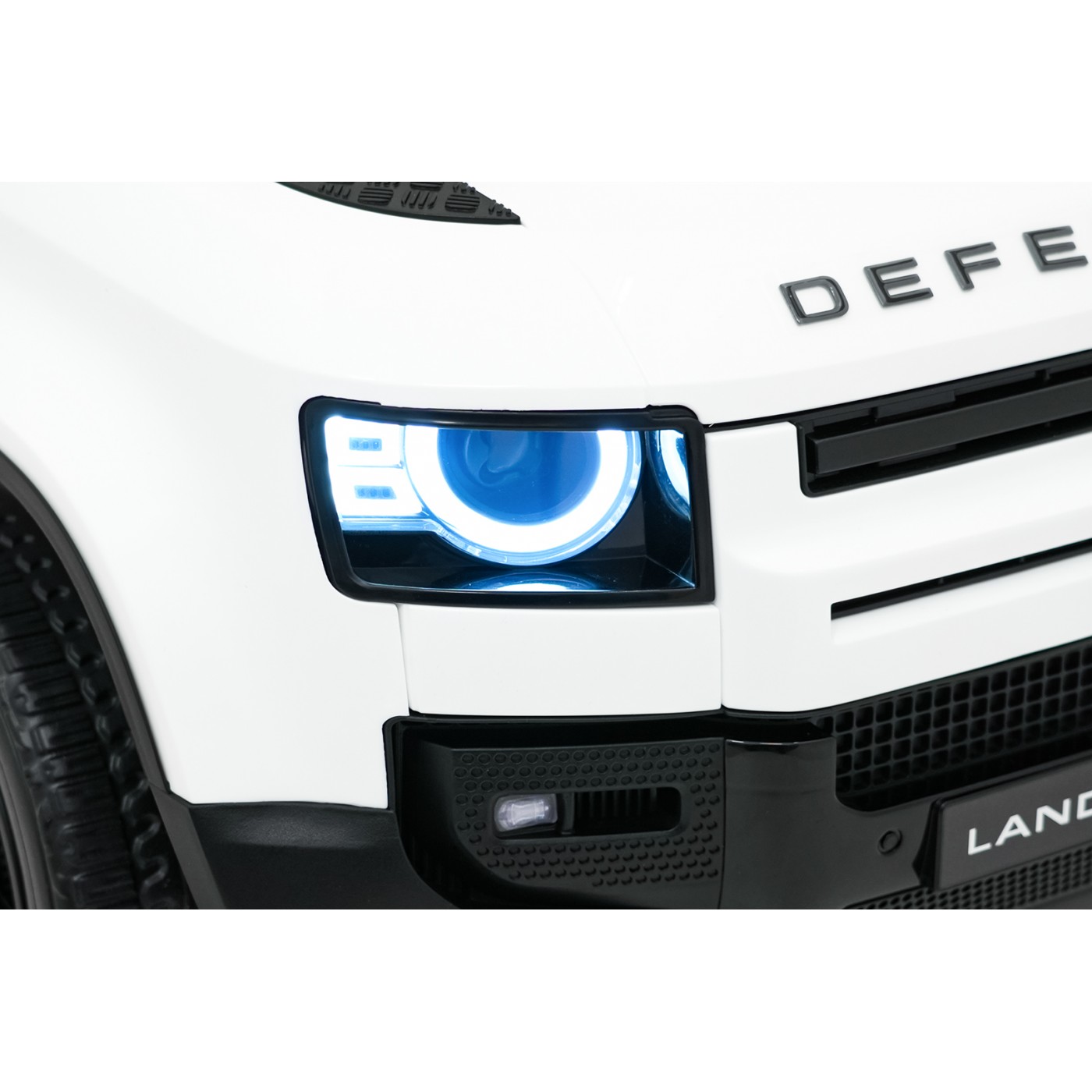 Land Rover Defender bílý vůz
