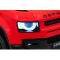Červené vozidlo Land Rover Defender