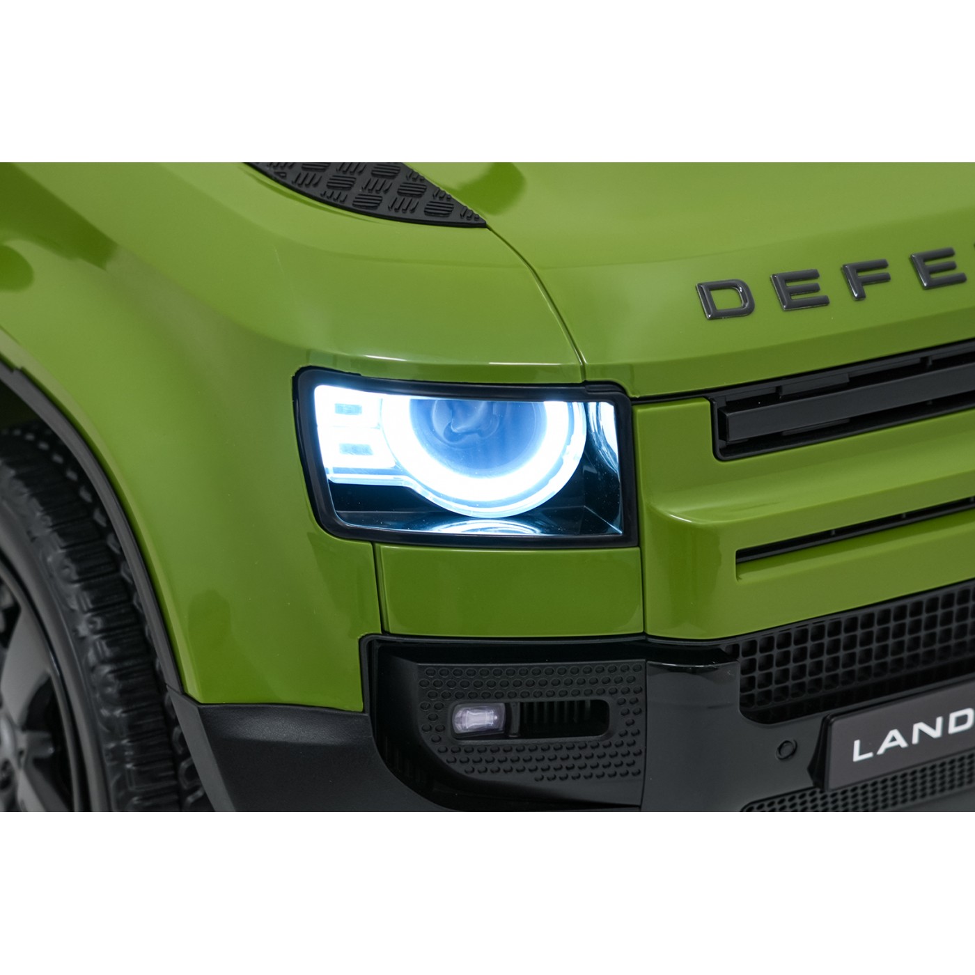 Zelené vozidlo Land Rover Defender