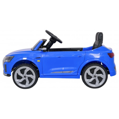 Audi SQ8 modré vozidlo