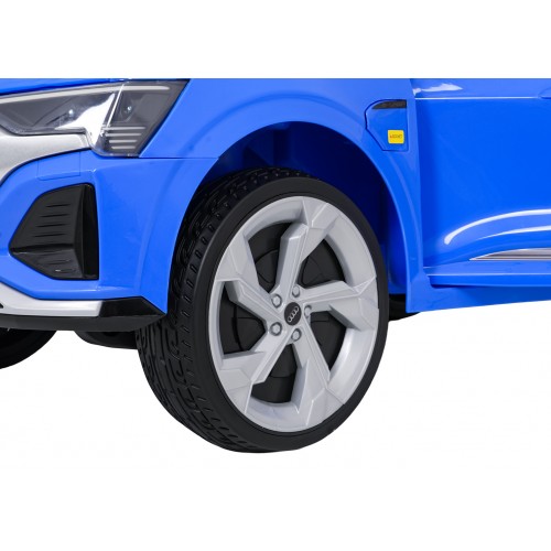 Audi SQ8 modré vozidlo
