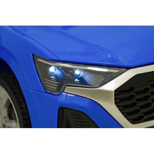 Audi SQ8 modré vozidlo