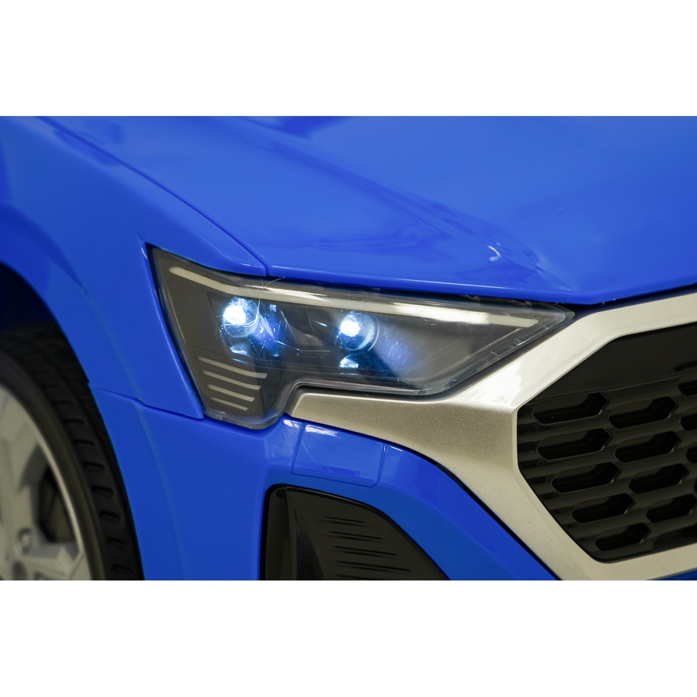 Audi SQ8 modré vozidlo