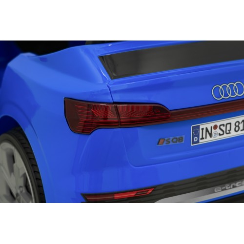 Audi SQ8 modré vozidlo