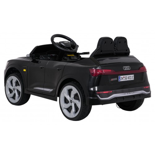 Černé vozidlo Audi SQ8